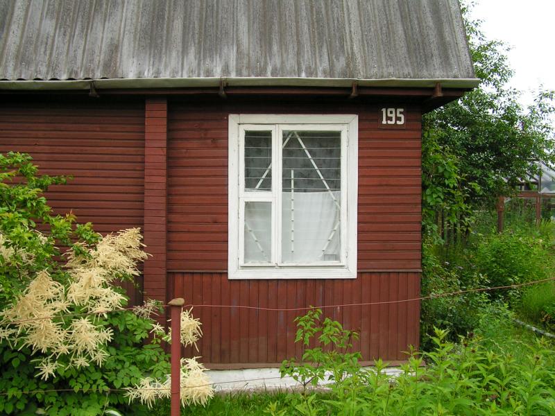 Rotes Holzhaus in Praleski