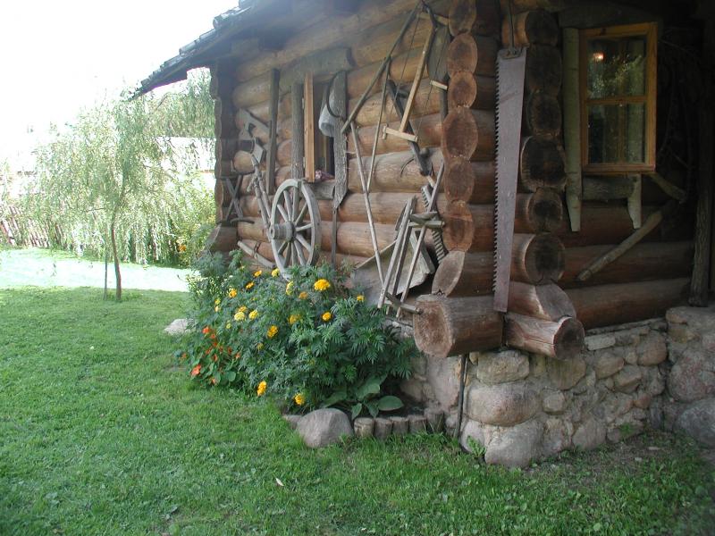 Tradizionale casa in tronchi come esempio di dacia