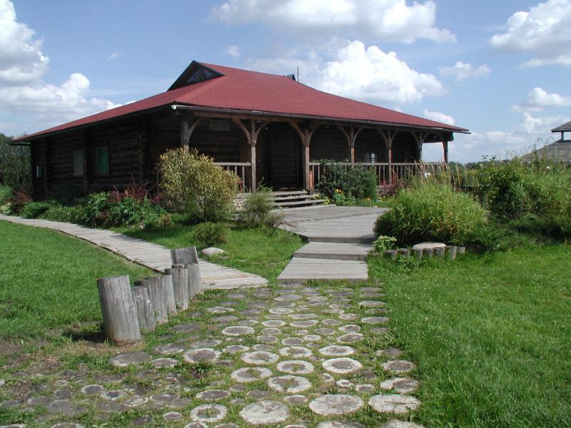 Holzhaus mit Veranda im Datscha-Garten
