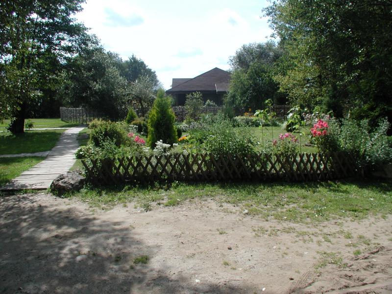 Datscha-Garten mit Holzhaus