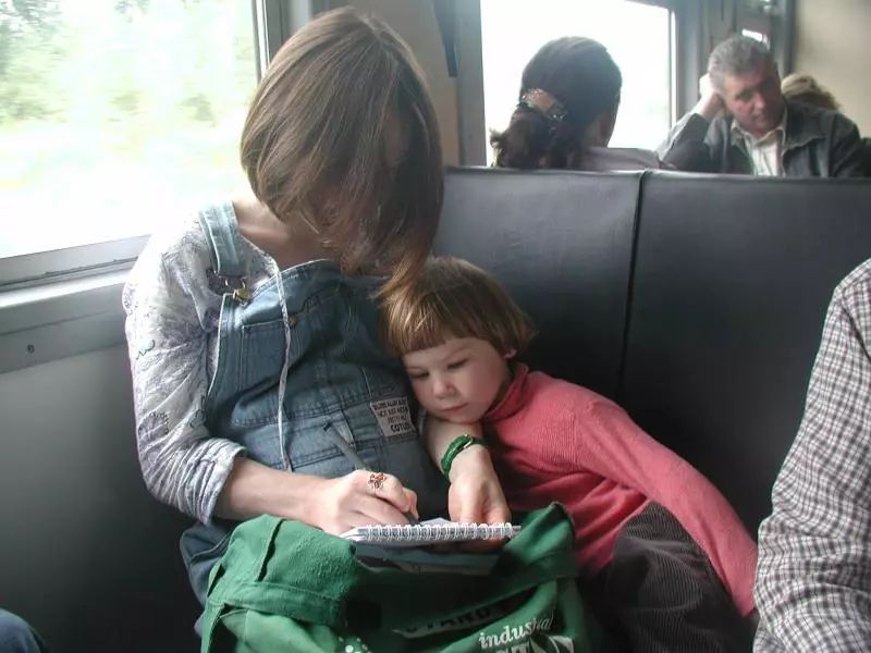 Madre e bambino durante un viaggio in treno