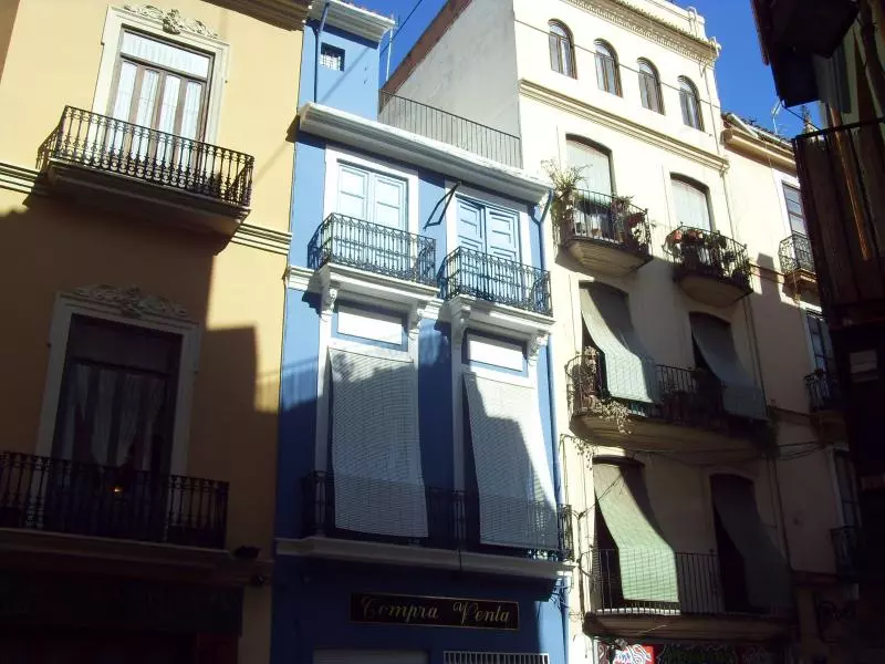 Bunte Altstadthäuser mit Balkonen in Valencia