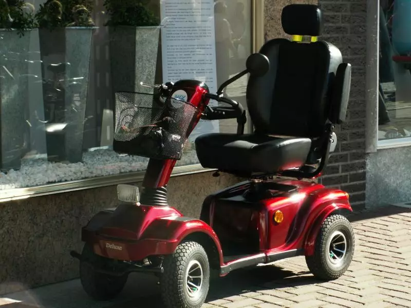 Scooter elettrico su un vialetto pavimentato
