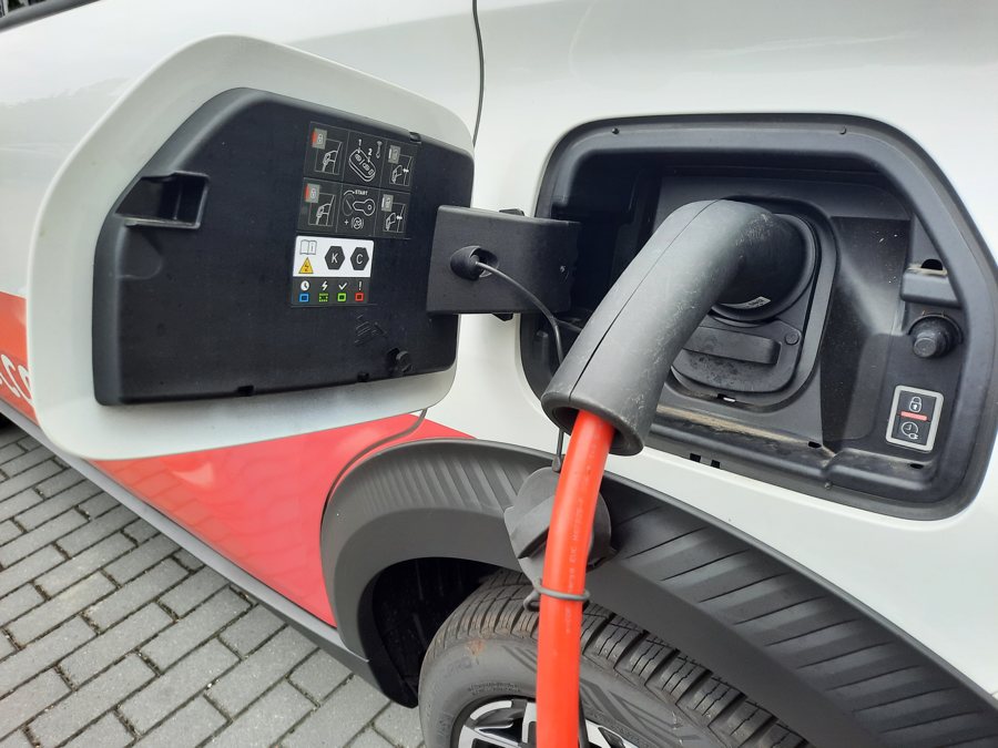 Auto elettrica collegata a una stazione di ricarica