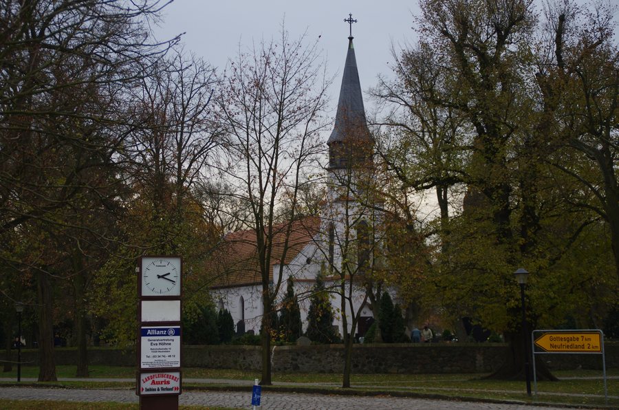 File:Kirche Neutrebbin 2012.jpg