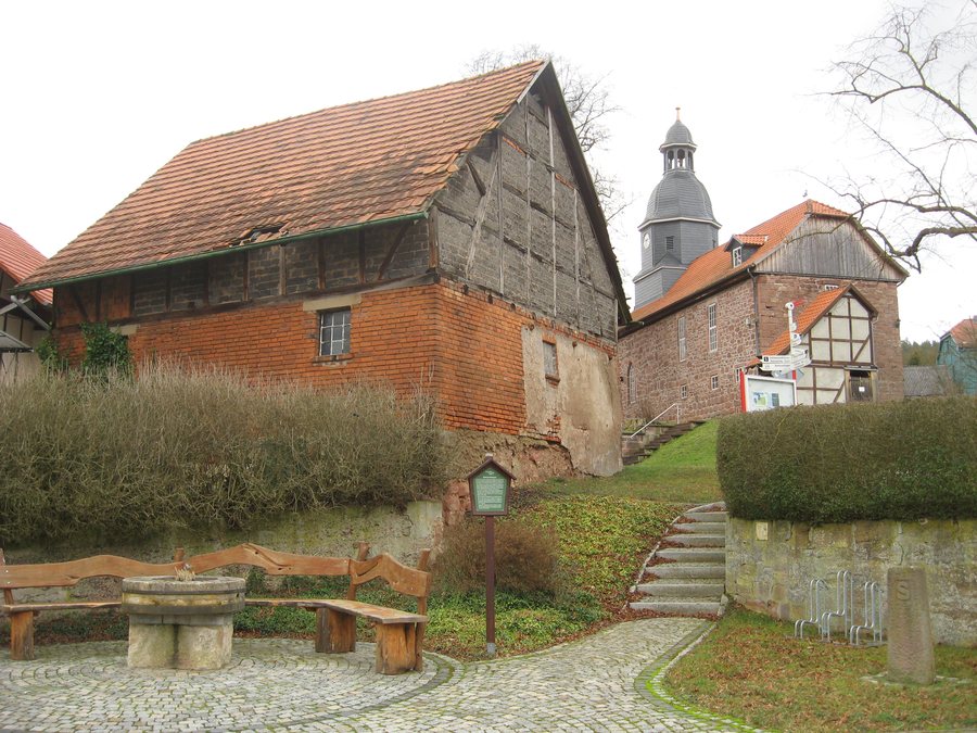 File:Sallmannshäuser Rennsteig Bank beim Beginn.jpg