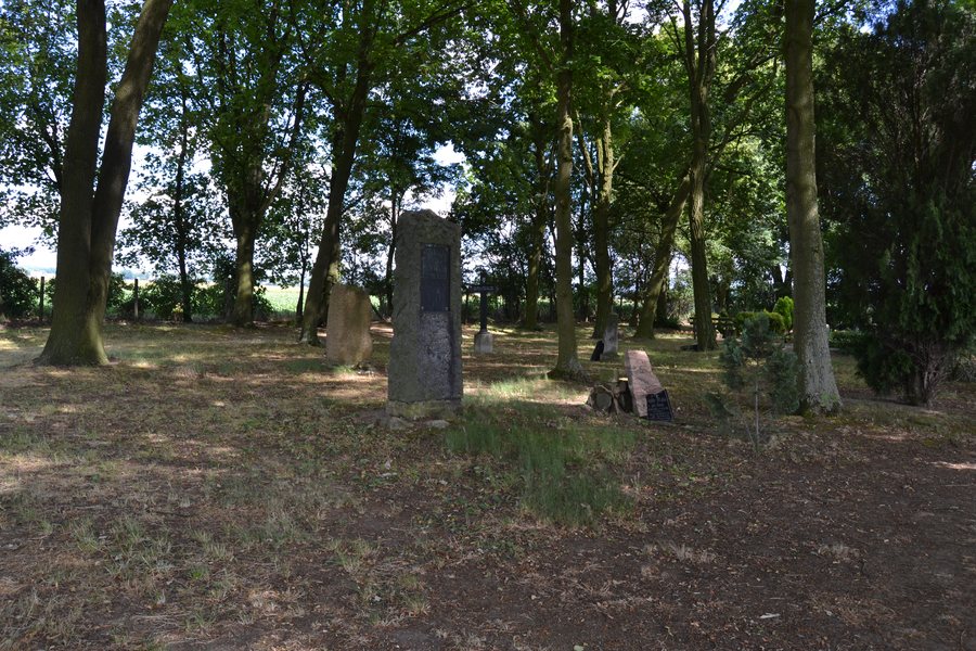 File:Friedhof Karlshof (Neulewin) 02.JPG