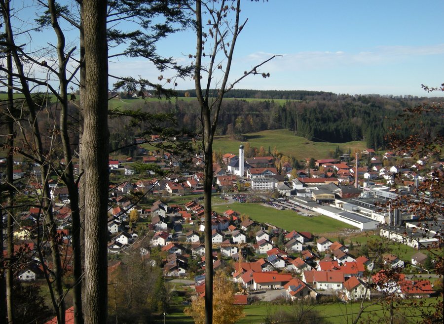 File:Ronsberg - Günztal mit Ort.jpg