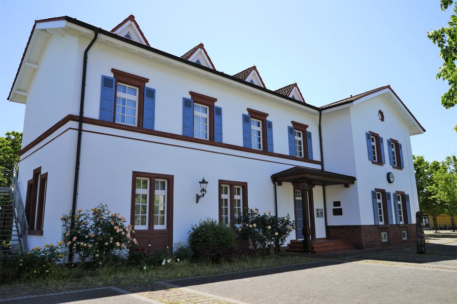 File:Alter Bahnhof, Neulußheim.jpg