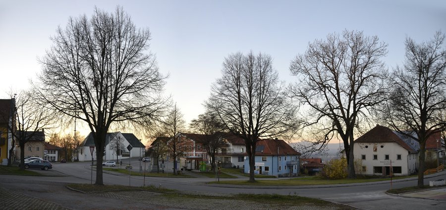 File:Hohenau Dorfplatz.jpg
