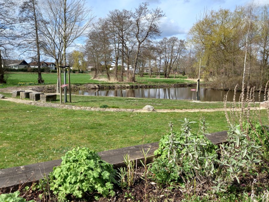 File:Lastrup Dorfpark 2.jpg