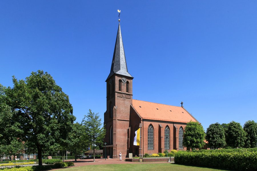 File:Saterland Scharrel - Kolpingplatz + St. Peter und Paul 01 ies.jpg
