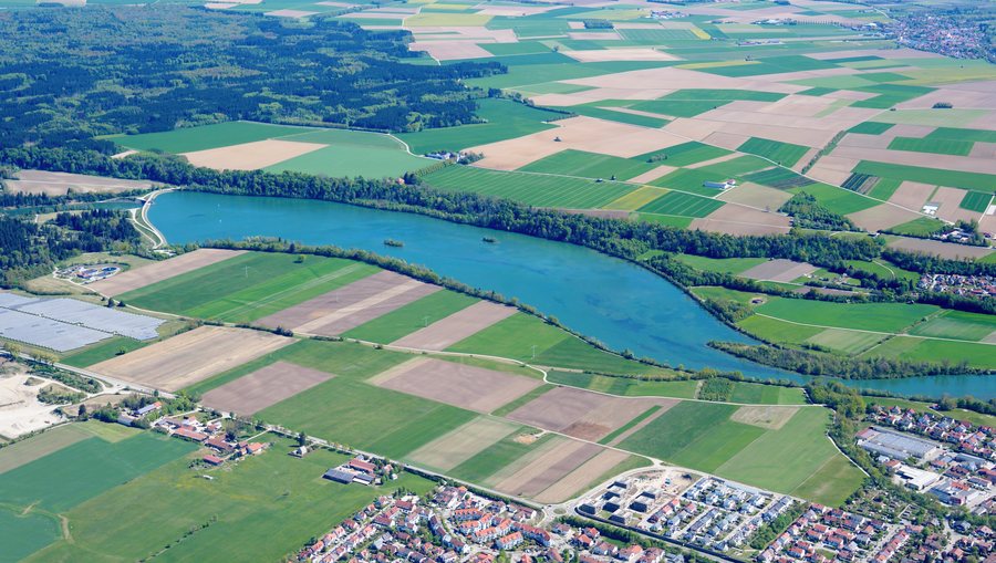 Aerial image of the reservoir of Lechstaustufe 18 Kaufering (view from the southwest)