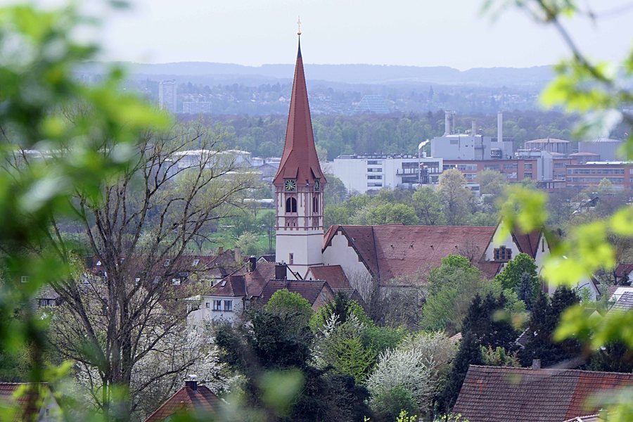 File:Grenzach-Wyhlen, LÖ - Wyhlen - Schützenstr - Kirche St Georg v NO, Birsfelden, BL.jpg