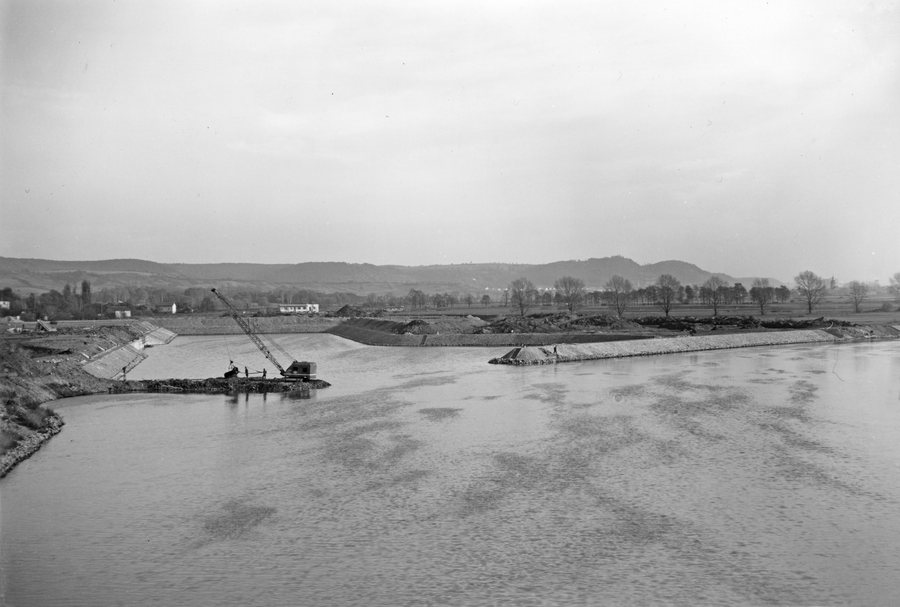 File:Staustufe Knetzgau-Main 1958 - 1960 HB22906.jpg