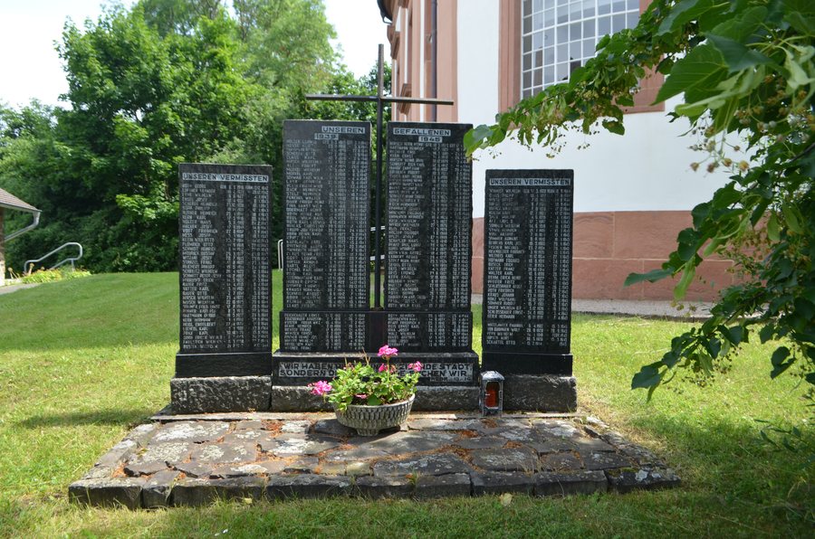 File:Nieder-Florstadt, Evangelische Kirche, Gefallenendenkmal Weltkriege.jpg