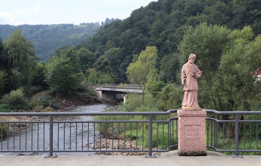 File:Sankt Thomas Brücke mit Nepomuk.jpg