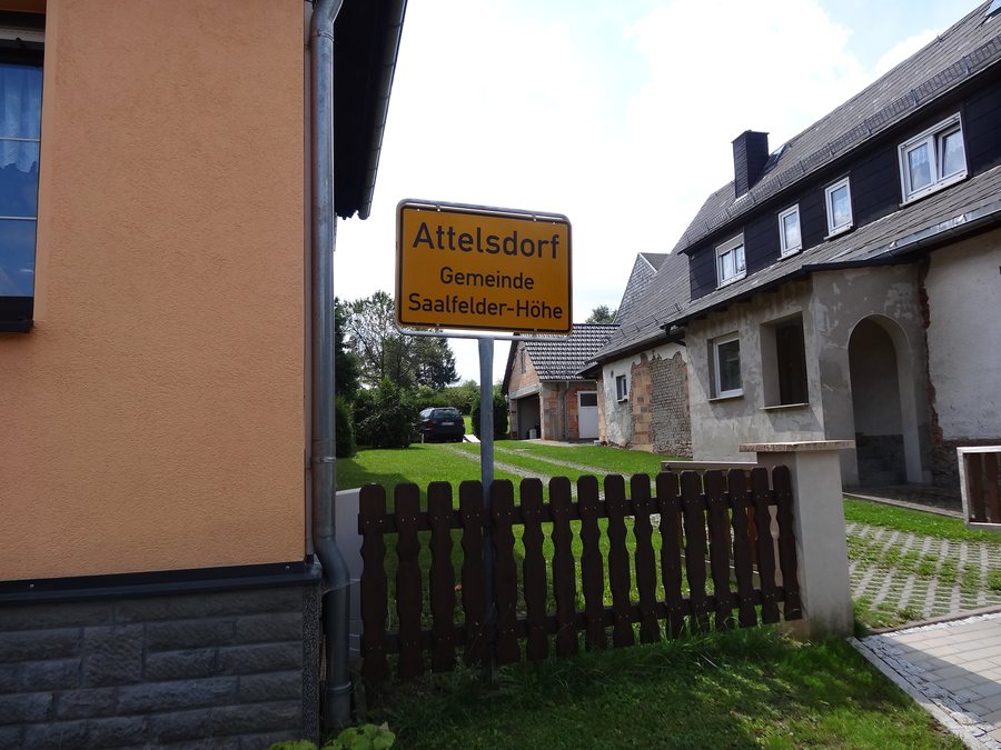 File:Attelsdorf in Kleingeschwenda (Saalfelder Höhe).JPG