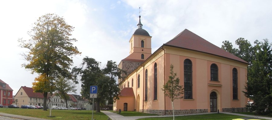 File:Stadtkirche Zehdenick 2012 ESE.jpg