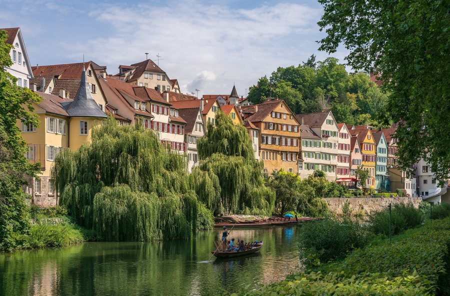 Tübingen - Altstadt - Neckarfront - Ansicht von Neckarinsel mit Stocherkahn