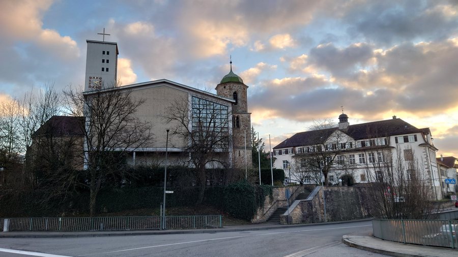 Ensemble der Pfarrkirche St. Erasmus (Wernau) mit dem ehemaligen Schloss Pfauhausen der Herren von Wernau
