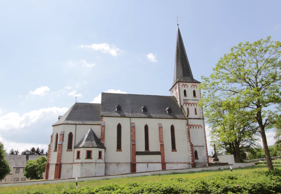 File:Lichtenborn (Eifel); katholische Pfarrkirche St. Servatius 1.jpg