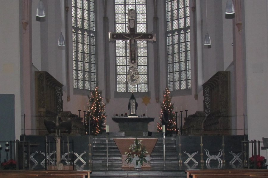 File:Heinsberg Hl. Gangolf Altarraum.jpg