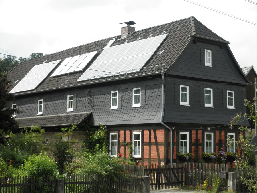 File:Weißbach Haus mit Solarpanelen.JPG