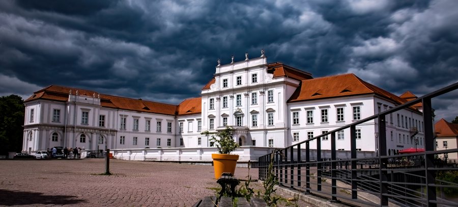 File:Das Schloss Oranienburg liegt in Oranienburg, der Kreisstadt des Landkreises Oberhavel im Land Brandenburg.jpg