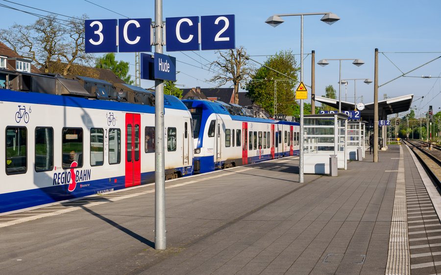 File:Bahnhof Hude (Oldb) mit RS30 nach Bremen (2025).jpg
