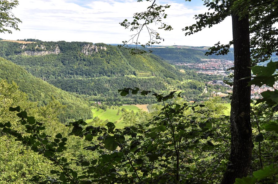 File:170818-2 Filstal mit Hausener Wand mit Bad Überkingen, Blick Richtung Nordost.jpg