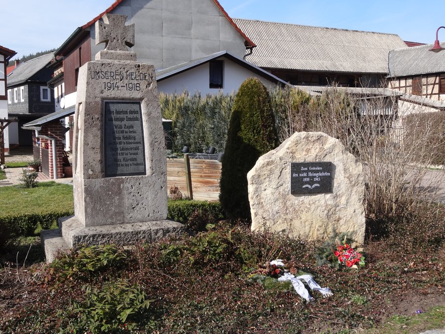 File:Kriegerdenkmal in Leutnitz.JPG