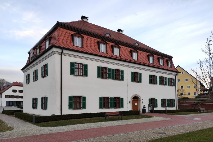 File:Schloss Mauern 01.jpg