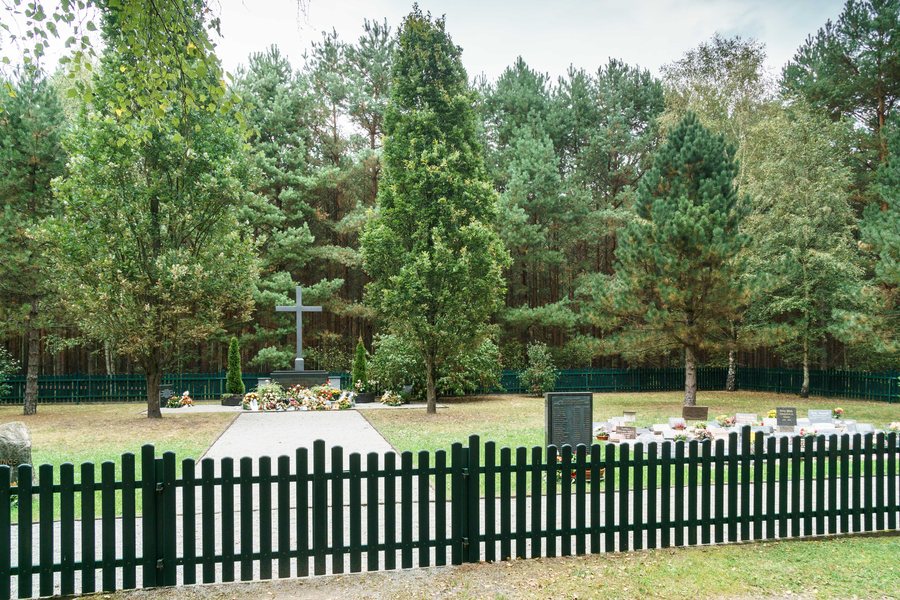 File:Jamlitz Gedenkstaette Waldfriedhof-01.jpg