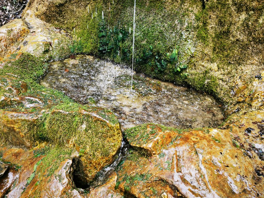 File:Springbrunnen Haibach (2).jpg