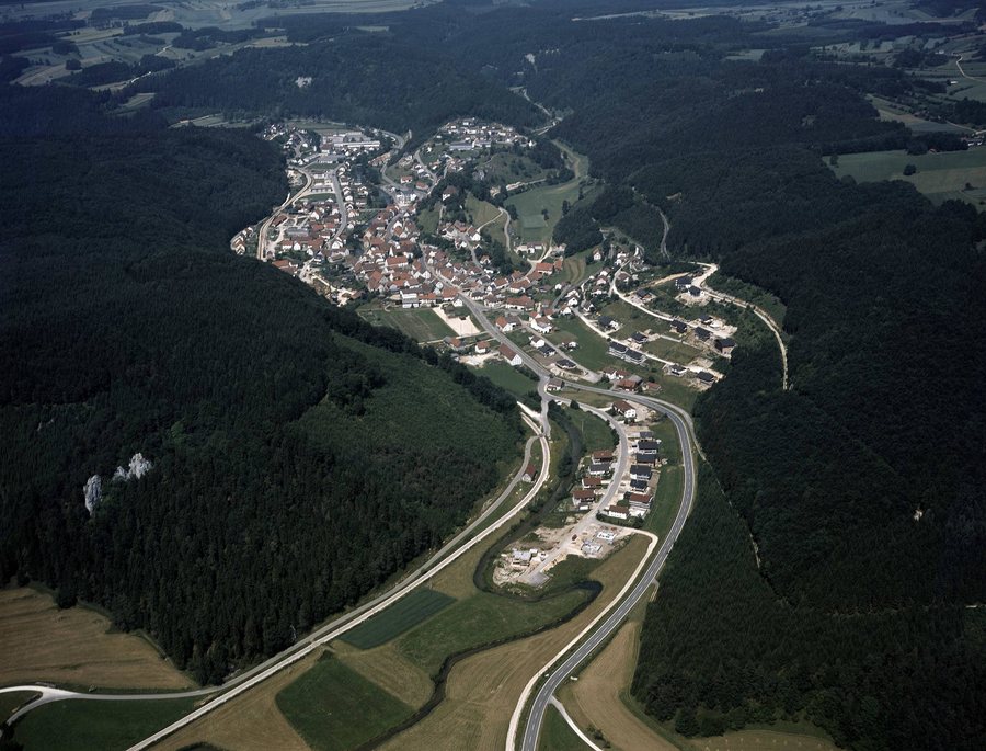 File:Hettingen, Luftbild - LABW - Staatsarchiv Sigmaringen N 1-96 T 2 Nr. 5.jpg