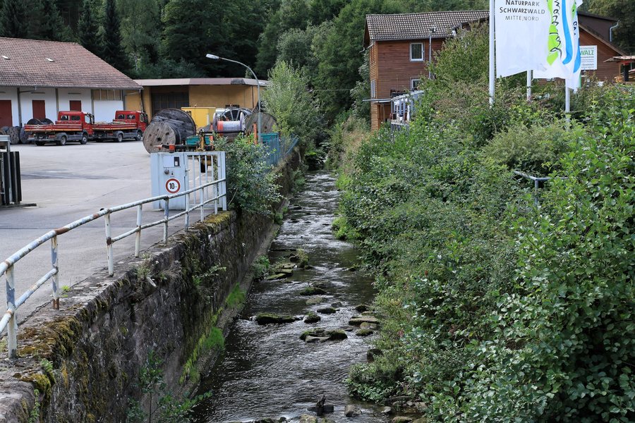 File:Bad Teinach-Zavelstein - Kentheimer Straße + Teinach 01 ies.jpg