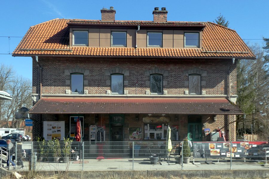 File:Taufkirchen, Bahnhof v W, 4.jpeg