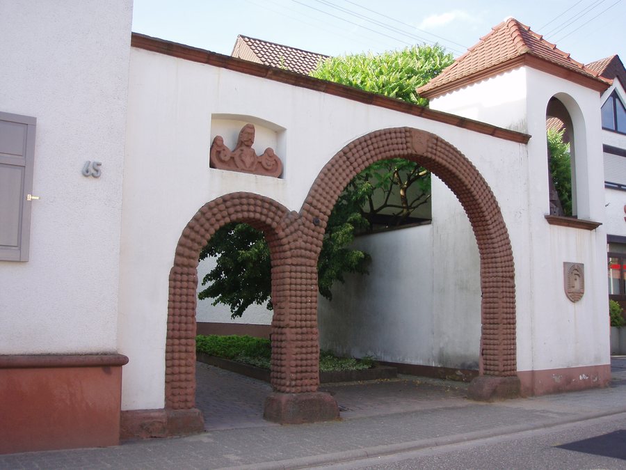File:Freckenfeld Dampfnudeltor.jpg