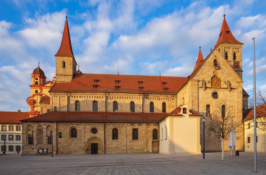 File:Ellwangen - Altstadt - St. Vitus - Ansicht vom Marktplatz mit Abendsonne.jpg