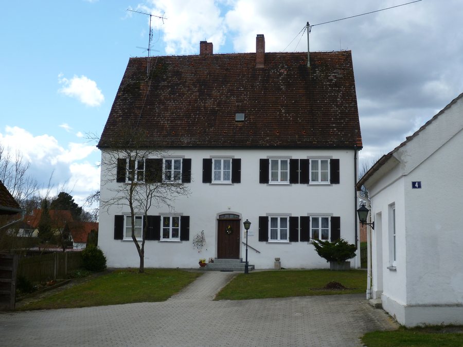 File:Pfarrhaus Adelsried.JPG