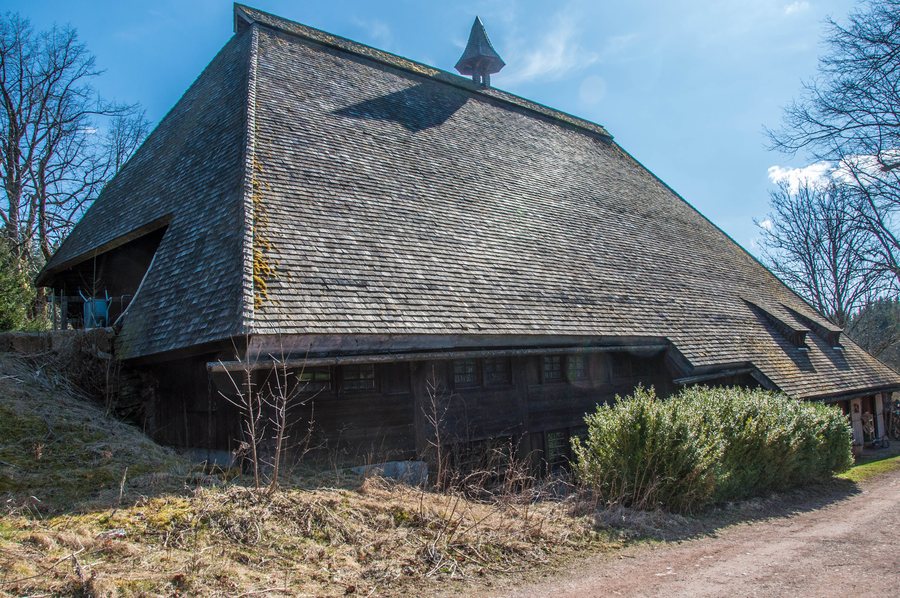 File:Gütenbach, Vordertal 42, Schwarzwaldhof im April.jpg