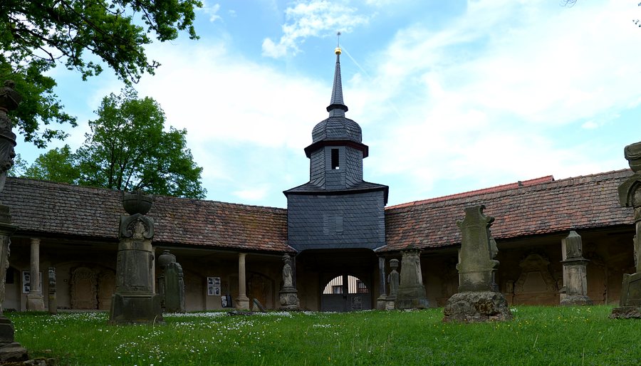 File:Camposanto Buttstädt, Eingang innen.jpg