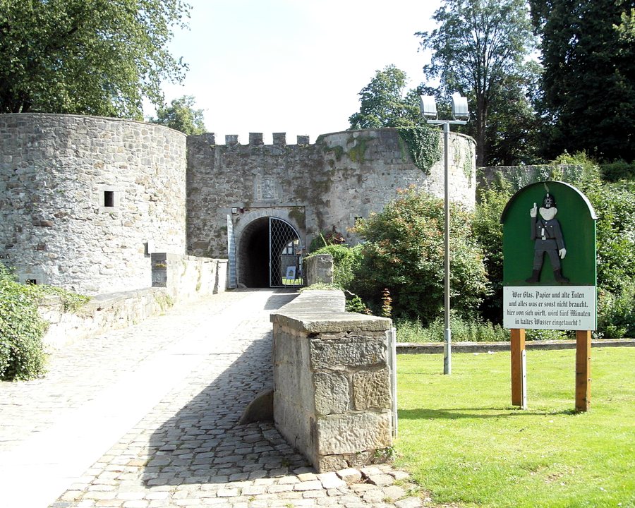 File:Coppenbrugge Castle Cop.JPG