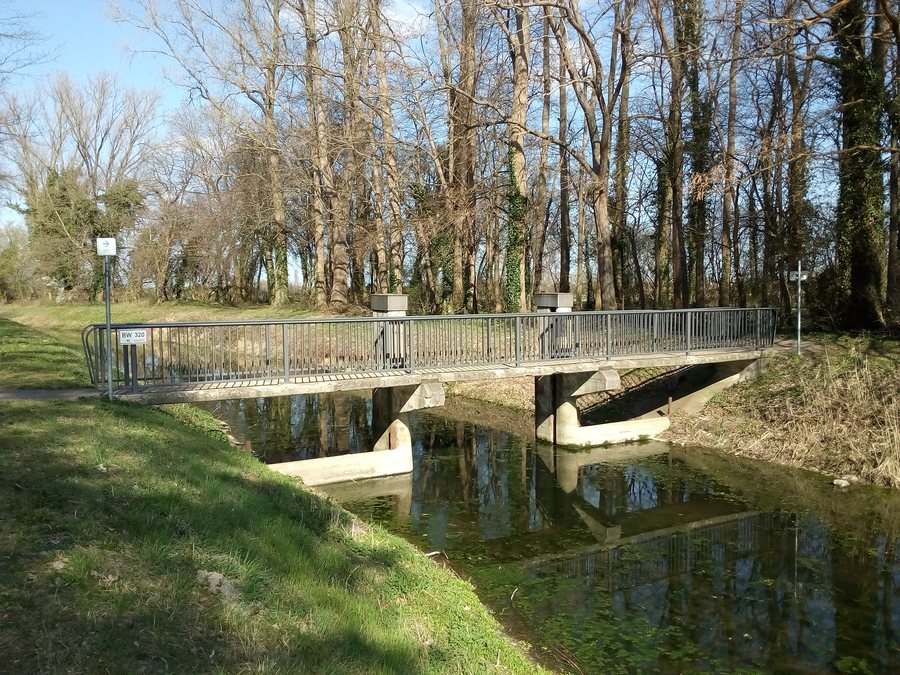 File:Pfinzkanal, Fußgängerbrücke und Wehr bei Karlsdorf.jpg
