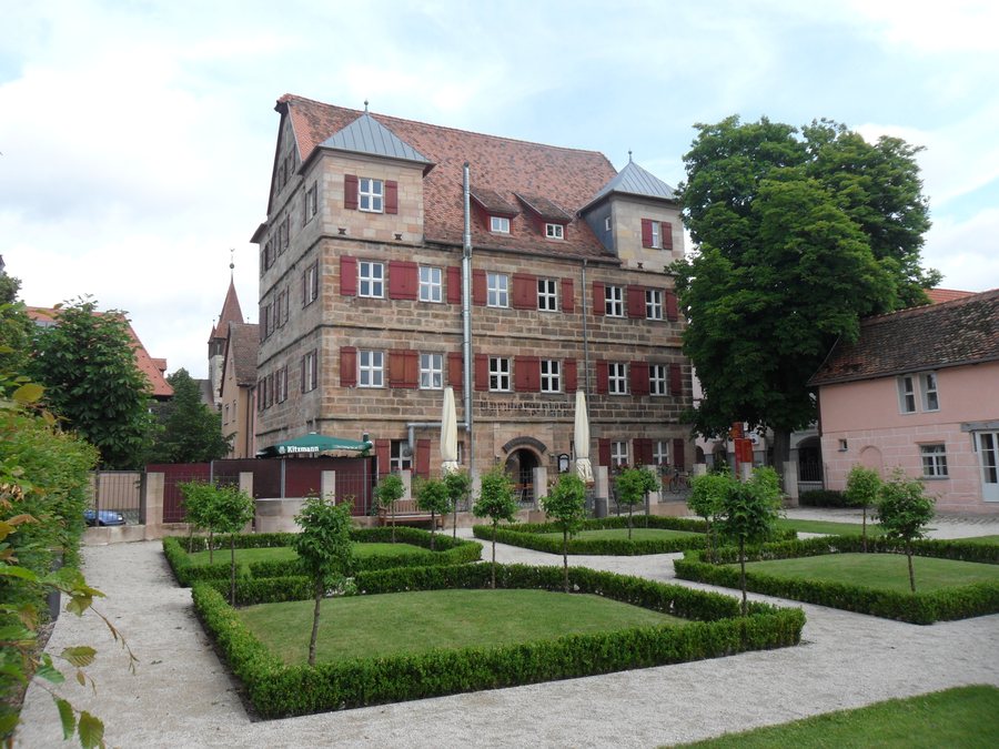 File:Tucherschloss in der Hauptstraße Feucht 3.JPG