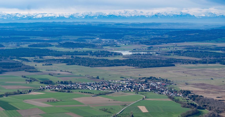 File:Luftbild von Oggelshausen mit Alpen im Hintergrund.jpg