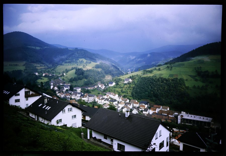 Bad Peterstal: Kirche von tiefer, Vordergrund Villen