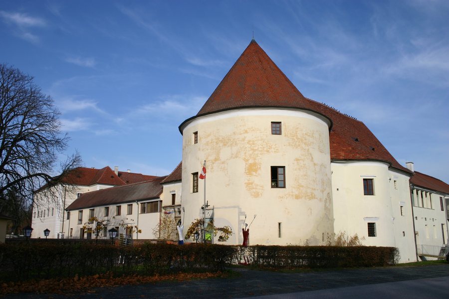 File:Burgau Schlossturm.jpg