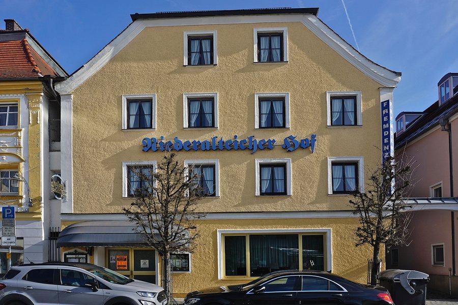 File:Marktplatz 10 (Hengersberg).jpg